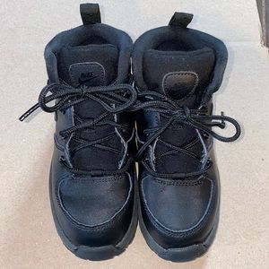 🌴EUC - Girls/Boys (Toddler) Black Nike Boots Size: 10C